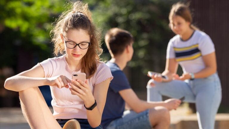 UGA examine reveals most choose conversations to scrolling on smartphones