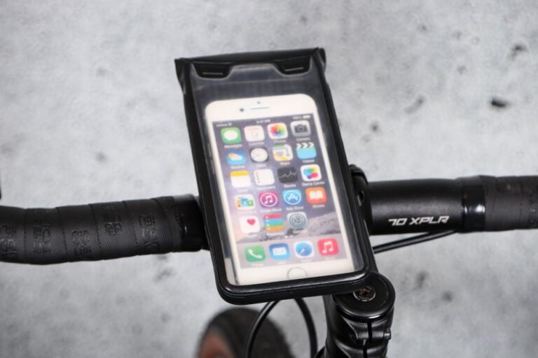 Overview: Triban 900 L Waterproof Bike Smartphone Holder