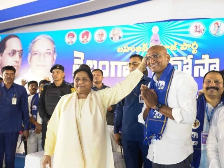 Telangana BSP guarantees smartphones, washing machines for ladies staff
