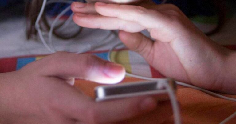 Requires major faculties to ‘limit smartphone use’