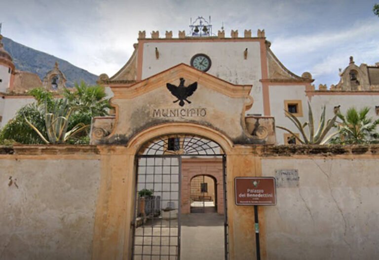 Cinisi, theft from the Municipality, computer systems, screens and fireplace extinguishers taken away